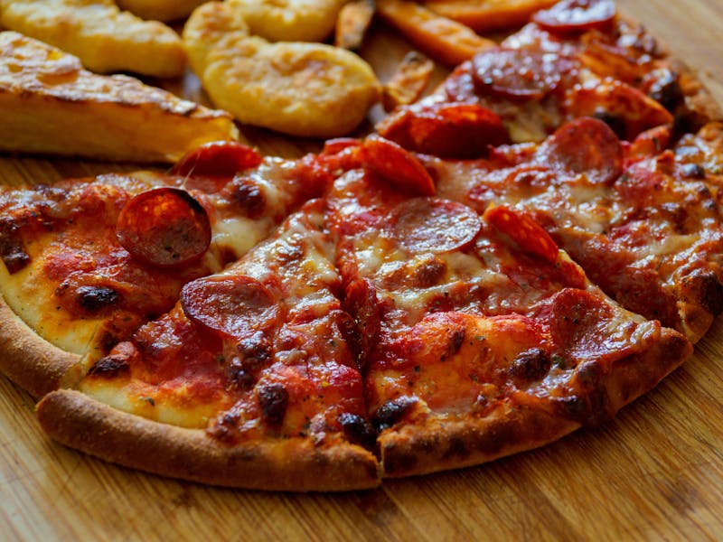 Crispy garlic bread with marinara dipping sauce